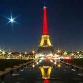 La Torre Eiffel se ilumina con los colores de la bandera belga