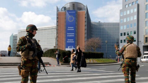Soldados belgas vigilan el edificio de la Comisi&oacute;n Europea