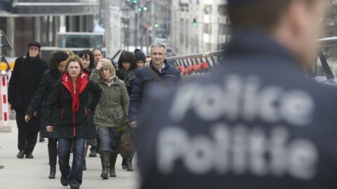 Un agente de polic&iacute;a en Bruselas