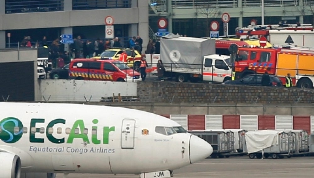 Servicios de emergencia en el aeropuerto de Bruselas