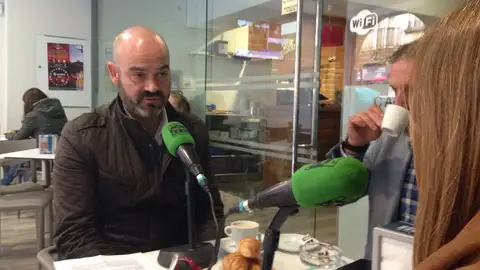 El alcalde de Bueu, Félix Juncal durante el desayuno informativo El alcalde y Susana Pedreira en el desayuno informativo