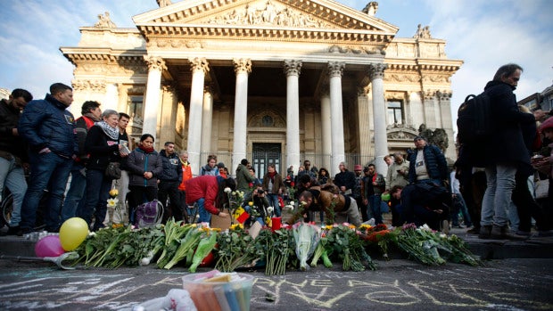 Cientos de personas salen a las calles de Bruselas para mostrar su solidaridad con las víctimas del atentado Cientos de personas salen a las calles de Bruselas para mostrar su solidaridad con las víctimas del atentado