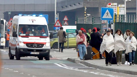 Los afectados en el metro de Bruselas salen del lugar del atentado