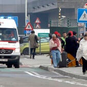 Los afectados en el metro de Bruselas salen del lugar del atentado