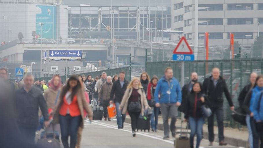 Pasajeros evacuados del aeropuerto de Brusela