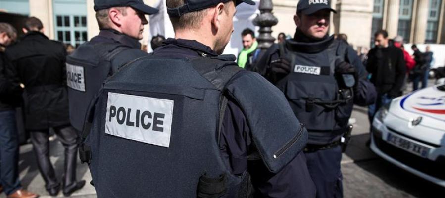 La policía francesa vigila las calles de Francia La policía francesa vigila las calles de Francia
