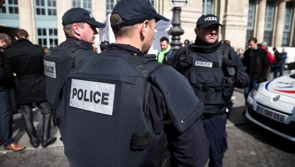 La policía francesa vigila las calles de Francia