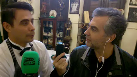 Alsina con Rey, el camarero que atendió a Obama y su mujer. Alsina con Rey, el camarero que atendió a Obama y su mujer.