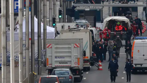 La policía trabaja en el metro de Bruselas tras los atentados La policía trabaja en el metro de Bruselas tras los atentados