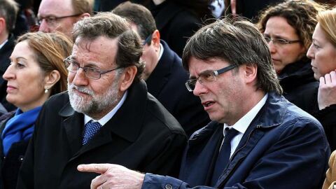 El presidente del Gobierno en funciones, Mariano Rajoy, y Carles Puigdemont, presidente de la Generalitat de Catalu&ntilde;a.