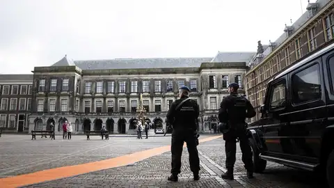 La Haya Vista de las fuerzas de seguridad desplegadas en la plaza de Binnenhof en La Haya