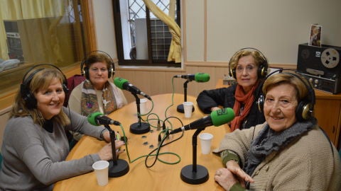 Algunas participantes en el concurso de Dulces y Salados de Asuntos Sociales nos visitan para desvlelarnos algunas de sus recetas para cuaresma