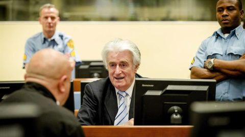  El exl&iacute;der serbobosnio Radovan Karadzic se sienta en el Tribunal Penal para la Antigua Yugoslavia en La Haya