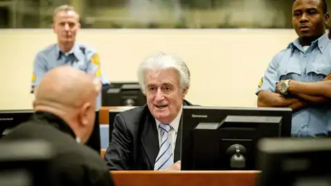 El exlíder serbobosnio Radovan Karadzic se sienta en el Tribunal Penal para la Antigua Yugoslavia en La Haya El exlíder serbobosnio Radovan Karadzic se sienta en el Tribunal Penal para la Antigua Yugoslavia en La Haya