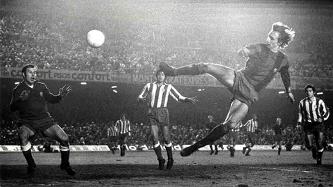 Cruyff marca de tacón ante el Atlético Cruyff marca de tacón ante el Atlético
