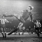 Cruyff marca de tacón ante el Atlético