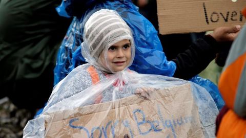 Ni&ntilde;o refugiado en el campo de Idomeni se solidariza por los atentados en Bruselas