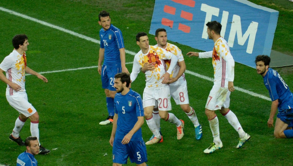 Aduriz celebra el empate ante Italia