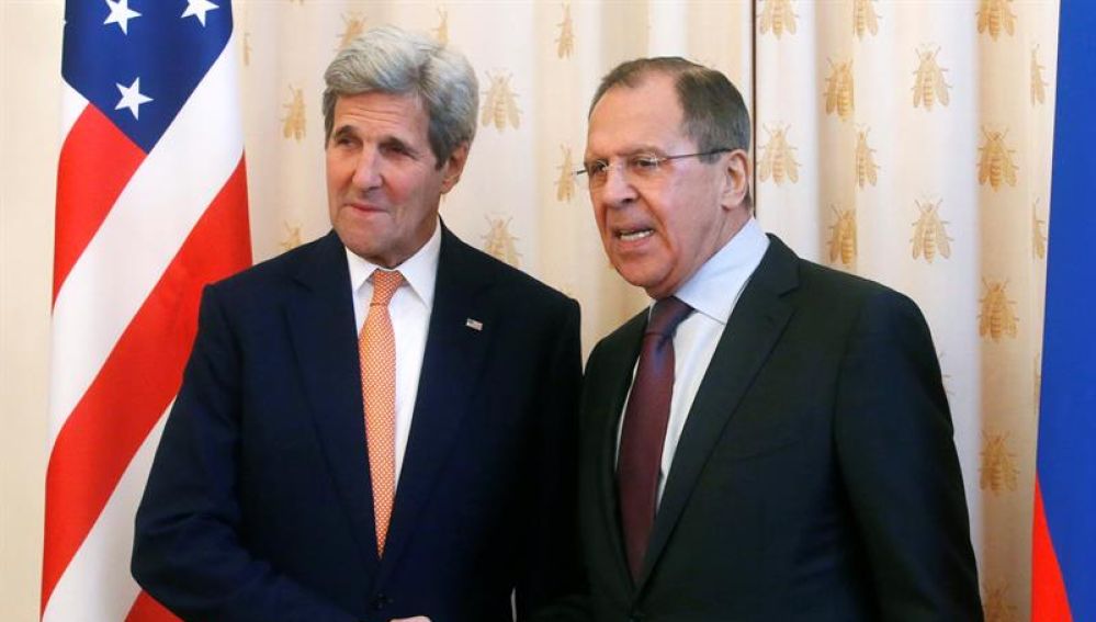 El ministro de Exteriores ruso, Serguéi Lavrov, recibe al secretario de Estado de EE.UU., John Kerry