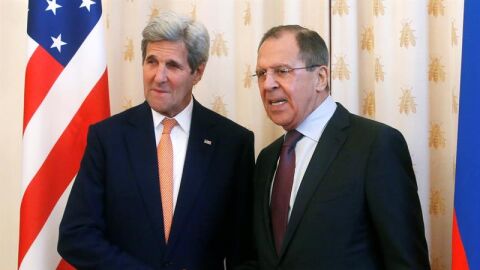 El ministro de Exteriores ruso, Sergu&eacute;i Lavrov, recibe al secretario de Estado de EE.UU., John Kerry