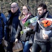 Familiares de las víctimas de la tragedia de Germanwings a su llegada a la ceremonia celebrada en conmemoración a las víctimas