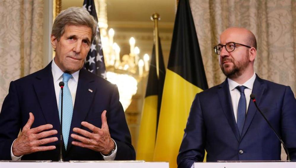 El secretario de estado estadounidense, John Kerry, y el primer ministro belga, Charles Michel 