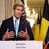 El secretario de estado estadounidense, John Kerry, y el primer ministro belga, Charles Michel 