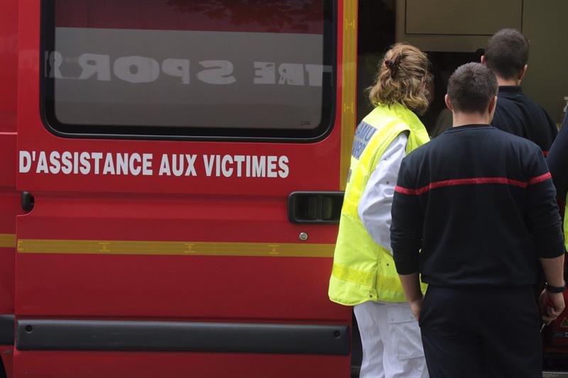 Al menos doce muertos en un choque entre un autobús y un camión en Francia Al menos doce muertos en un choque entre un autobús y un camión en Francia