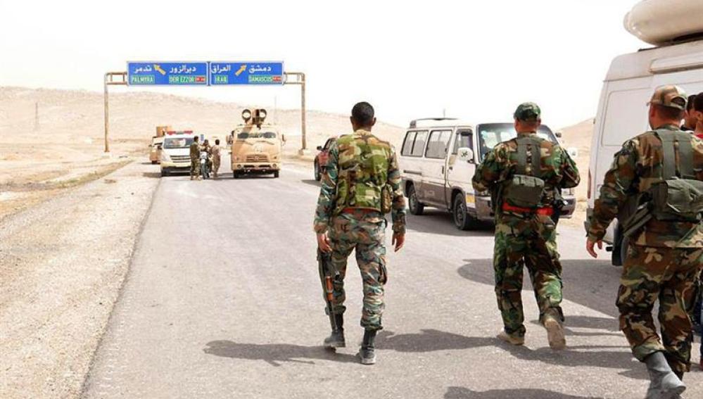 Soldados del Ejército sirio junto a militantes locales avanzando hacia la ciudad de Palmira