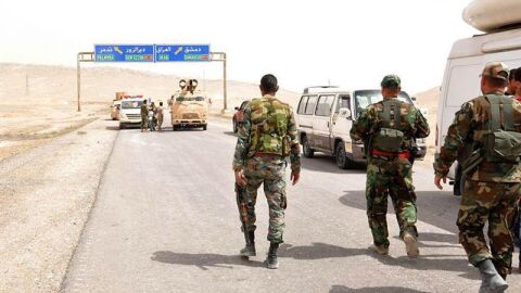 Soldados del Ej&eacute;rcito sirio junto a militantes locales avanzando hacia la ciudad de Palmira
