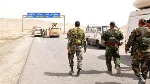 Soldados del Ejército sirio junto a militantes locales avanzando hacia la ciudad de Palmira Soldados del Ejército sirio junto a militantes locales avanzando hacia la ciudad de Palmira
