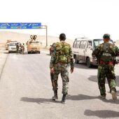 Soldados del Ejército sirio junto a militantes locales avanzando hacia la ciudad de Palmira
