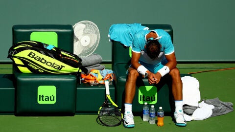 Nadal, mirando al suelo