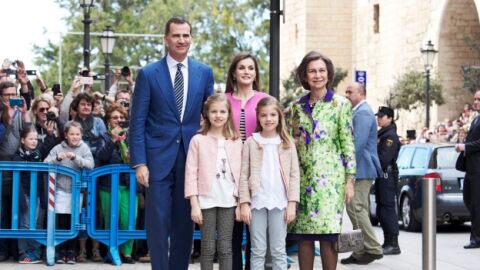 Los Reyes, sus hijas y la Reina Sof&iacute;a