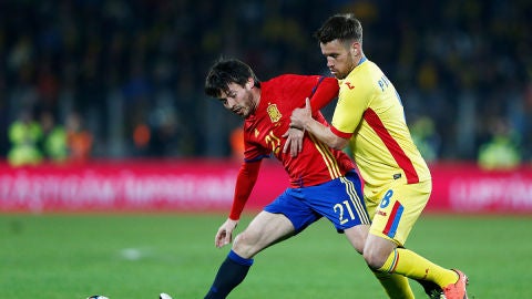 David Silva pelea un bal&oacute;n durante el encuentro ante Ruman&iacute;a.