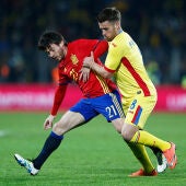David Silva pelea un balón durante el encuentro ante Rumanía.
