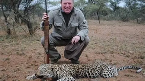 César Cadaval posando junto a un guepardo muerto César Cadaval posando junto a un guepardo muerto