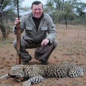 César Cadaval posando junto a un guepardo muerto