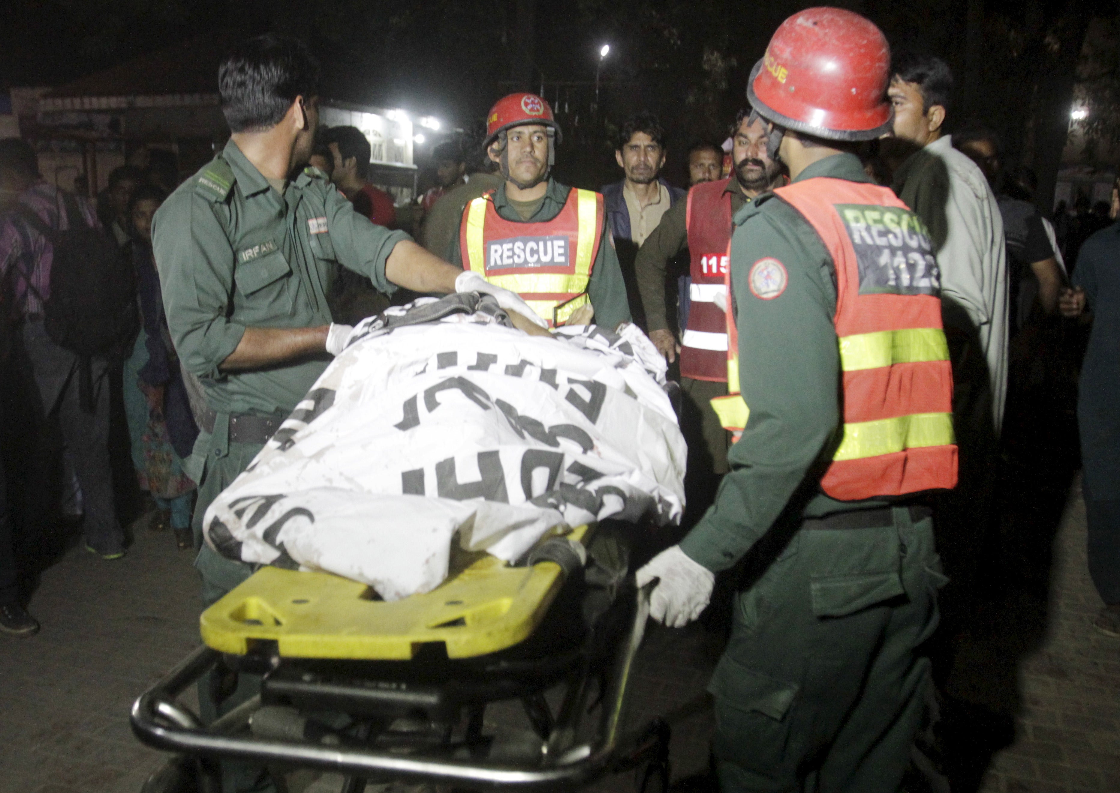 Aumentan a 72 los muertos en el atentado suicida del parque de Pakistán Aumentan a 72 los muertos en el atentado suicida del parque de Pakistán