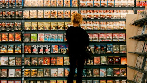 Una mujer alquilando una pel&iacute;cula en un videoclub
