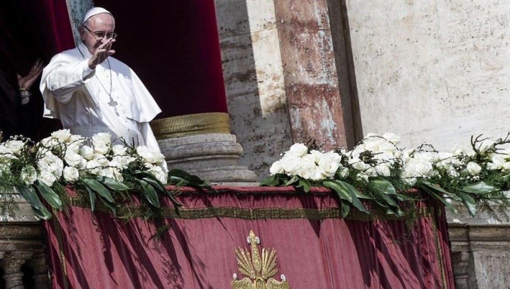 El papa Francisco ayer, en la celebración de la misa de la Pascua de Resurrección, en la Plaza de San Pedro del Vaticano