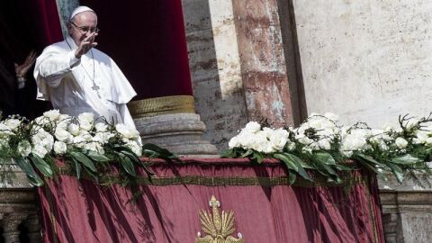 El papa Francisco ayer, en la celebraci&oacute;n de la misa de la Pascua de Resurrecci&oacute;n, en la Plaza de San Pedro del Vaticano