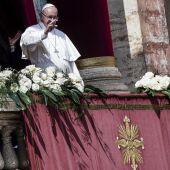El papa Francisco ayer, en la celebración de la misa de la Pascua de Resurrección, en la Plaza de San Pedro del Vaticano