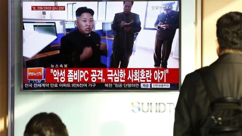  Un surcoreano observa la televisi&oacute;n donde se ve al l&iacute;der de Corea del Norte, Kim Jong-un, en Se&uacute;l 