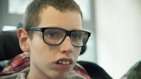 El joven británico que ha roto su silencio a los 16 años. El joven británico que ha roto su silencio a los 16 años.