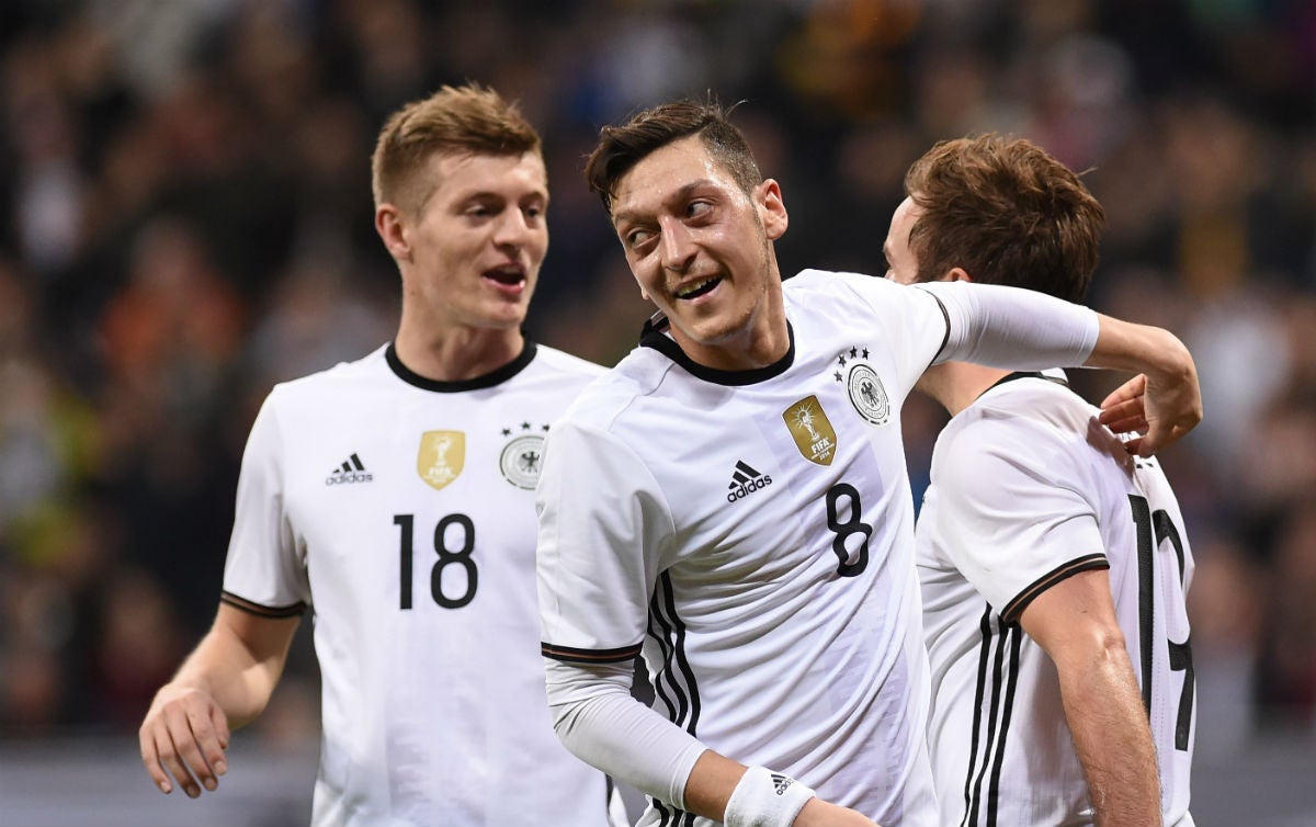 El ex madridista Özil cuelga las botas El ex madridista Özil cuelga las botas