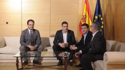 Pedro Sánchez y Antonio Hernando se reúnen con Albert Rivera y José Manuel Villegas Pedro Sánchez y Antonio Hernando se reúnen con Albert Rivera y José Manuel Villegas