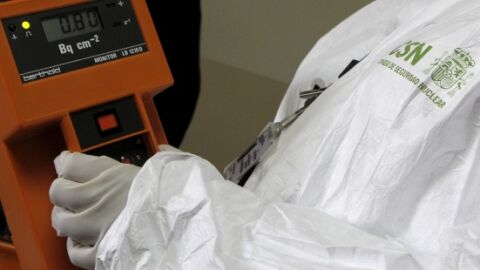 Un t&eacute;cnico del CSN con un aparato de medici&oacute;n