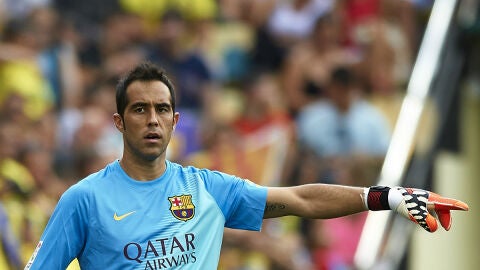 Claudio Bravo durante un partido con el Barcelona