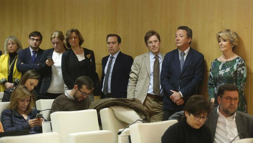 Los concejales del PP de Madrid irrumpen en la rueda de prensa.